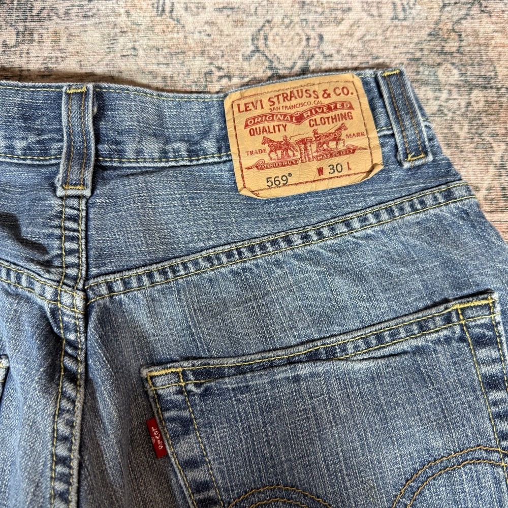 Early 2000s Levis 569 Baggy Jorts 30 Waist Dark Blue Wash - Picture 2 of 9